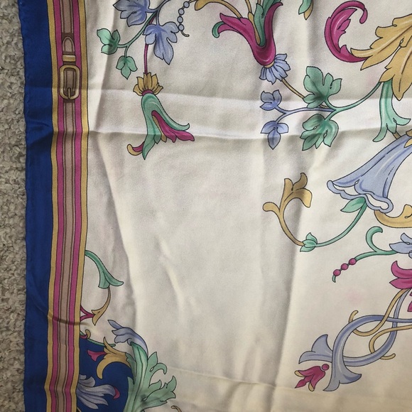 Vintage Authentic Gucci silk scarf - Picture 14 of 16